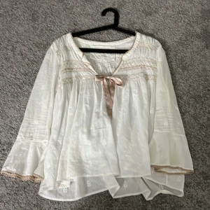 Odd Molly blusar  - Två jätte fina Odd Molly blusar i samma modell fast olika färger. De säljs separat 