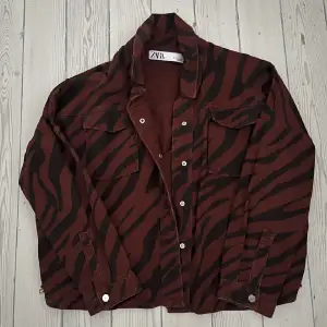 En jättefin röd jeansjacka med zebra mönster 