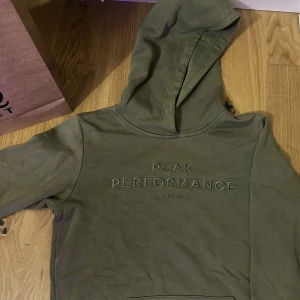 Peak hoodie - ganska tunn olivegrön hoodie från kidsbrandstore