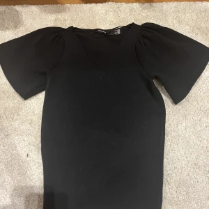 Gullig tröja💕 - Säljer denna super söta toppen från Vero Moda💗Endast använd 1 gång, jättebra skick.