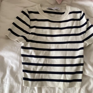 Randig croppad zara tröja  - Jag säljer den tröja för att den har blivit för liten för mig. Jag har använt den ett par gånger men fina inga fläckar eller annat på tröjan. Den är vit med marinblåa ränder på.Den sitter ganska tajt och är croppad. Tröjan går inte över naveln. 💓