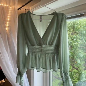 Blus  - Jättesöt mintgrön blus, aldrig använd💗💗
