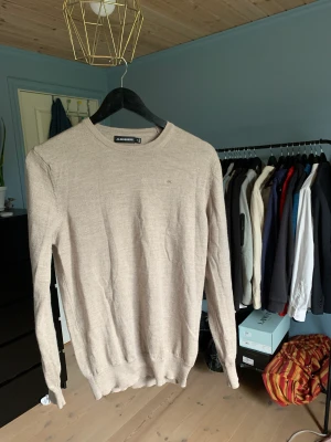 stickad J lindberg tröja - skitsnygg beige tröja från j lindberg. Storleken är M men passar S också.  Hör av er vid frågor. Pris kan diskuteras 