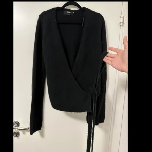 Kofta - Svart kofta med snörning som kan justeras och knyts vid sidan!