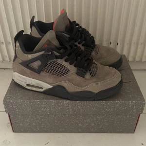 jordan 4 taupe haze - Äkta jordan 4 taupe haze i EU 42, använda och finns tecken på användning, cond, 6-7/10. BOX och kvittot från GOAT finns. ända flawsen är: lite cracked och missfärgad sula, en knappt synlig färgfläck och de är lagade, kom dm för bilder 