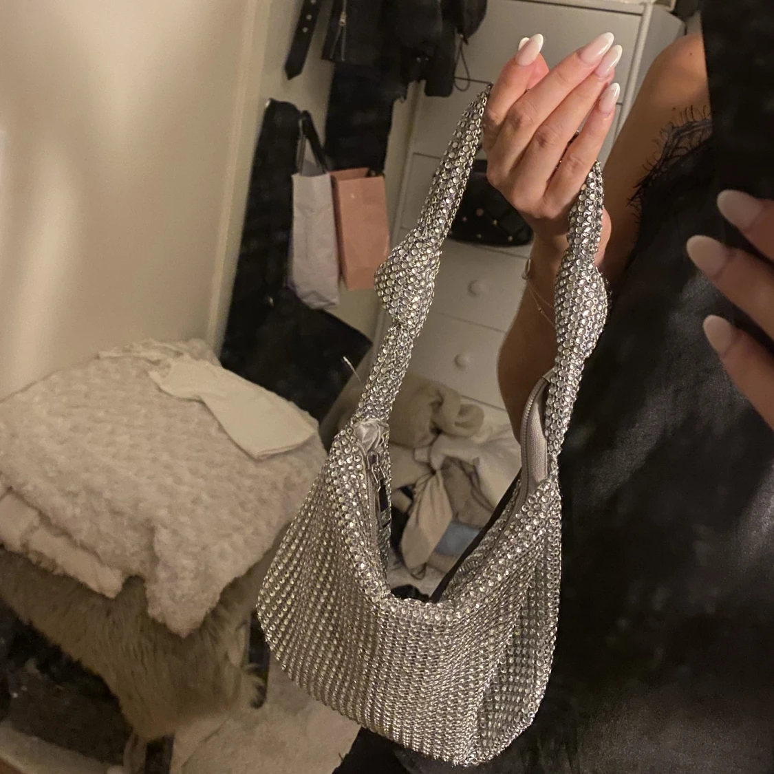 Glittriga axelväska