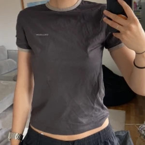 Collusion t-shirt - Följ profilen och få 5% i rabatt   Produktens skick: mycket god   Storlek: XS  Passform: modellen är 176cm   För mer info, kontakta mig 😀 