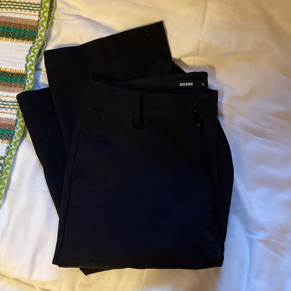 Bik Bok kostymbyxor, köpta för 499kr säljer för 200kr, i storlek 36, då de är lite småa på mig! Sitter skönt och är som nya, noll defekter👍🏼. Jeans & Byxor.