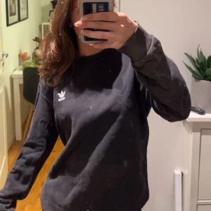 Adidas tröja - Adidas tröja i färgen svart