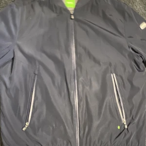 Hugo boss jacka - Hugo boss jacka, hyfsat bra kvalitet skulle säga 8/10