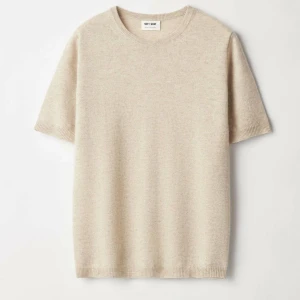 Beige stickad t-shirt - Säljer nu min älskade stickade t-shirt från Mango!! Som ny i skicket🙌🏽det är ej den på första bilden men färgen är densamma och den är väldigt lik den som är från soft goat!