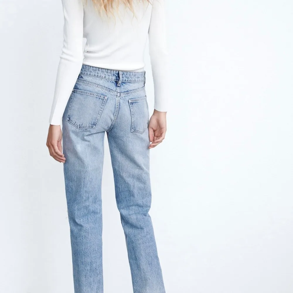 Skitsnygga mid Waist jeans från zara, helt slutsålda i en ljusblå/grå färg som passar till allt!💕nypris 399kr. Jeans & Byxor.