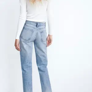 Skitsnygga mid Waist jeans från zara, helt slutsålda i en ljusblå/grå färg som passar till allt!💕nypris 399kr