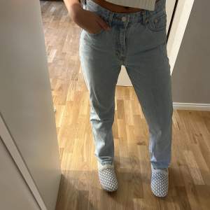 Ljusblåa jeans från Weekday. I super bra skick och i storlek 27/32💋