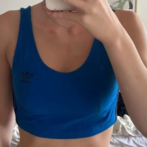 Linne - Blått linne från adidas. Köpt på boozt. Säljer för 90 kan ändra pris. Storlek 34. Använd några gånger men ser likadan ut