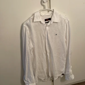 Morris linneskjorta  - Vit Morris linneskjorta i fint skick. Knappt använd. Storlek M