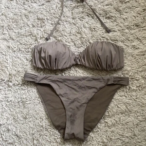 Beige  bikini  - Så fin beige/brun bandeau bikini med så snygga detaljer!!! Sitter verkligen så snyggt på och kommer med band så man kan ha utan eller med😍😍😍