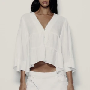 Vit blus - Vit blus från zara. Använd vid 1 tillfälle så nyskick.