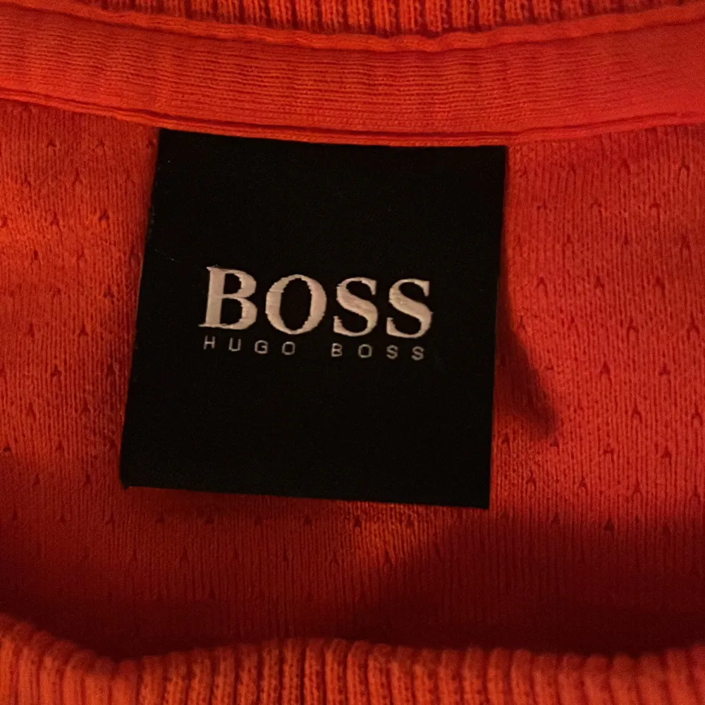 Hugo boss tröja i bra skick, aldrig använd finns inte att köpa längre. Tröjor & Koftor.