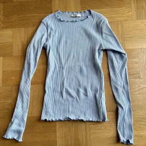 Säljer denna ljusblåa tröja från NA-KD i storlek XS. Tröjan är lite blåare i verkligheten än på bild. Tröjan är använd men är i super skick och säljs pga att den inte kommer till användning. Frakt tillkommer för köparen! Ingen ångerrätt! 