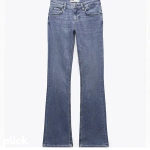Zara jeans - Lågmidjade bootcut jeans från zara som bara är använda en gång! Så fin färg och passform
