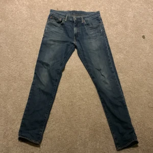 Levis 512 - Bra passform i använt skick men inga hål eller nånting. En liten blåbärs fläck på ena backfickan men inte speciellt synligt. Pris gör att diskutera 