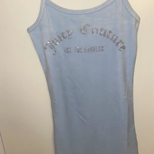 Juicy Couture Klänning - Aldrig använd Ljus Blå Juicy Couture klänning. Lapp kvar.