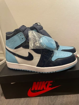 Jordan 1 blue chill - Använda ett par gånger men i bra skick. Skriv för fler frågor 