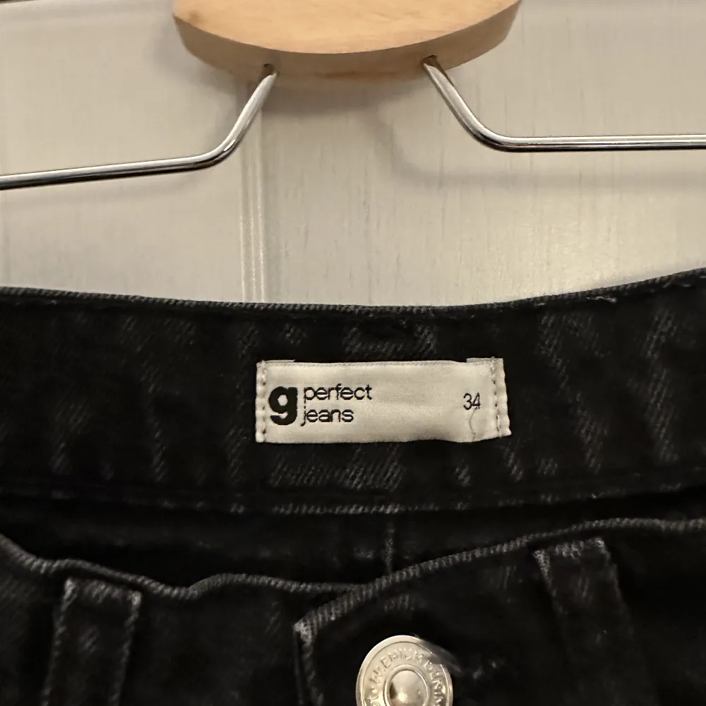 Lite äldre jeans från GinaTricot. ”Perfect jeans” i storlek 34. Lite urtvättade men inget fel på dem överlag.☺️. Jeans & Byxor.