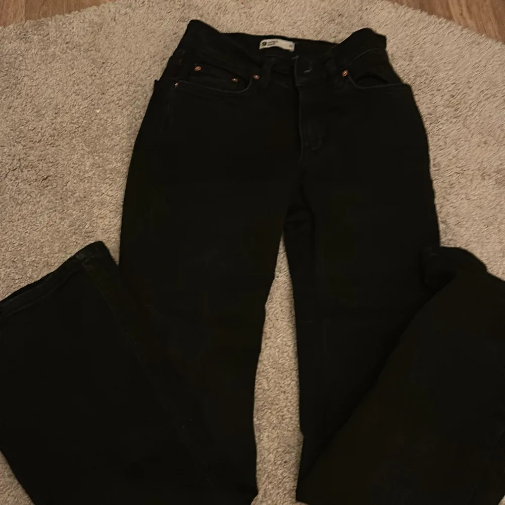 Säljer dessa svarta lågmidjade bootcut jeansen från Gina Tricot då jag har dubbletter❤️. Jeans & Byxor.
