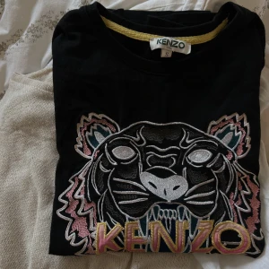 Kenzo tröja - Säljer denna svarta t-shirt från Kenzo🤍 köpte den av en tjej här på Plick, strl S