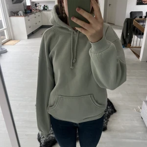 Hoodie - Superfin grön hoodie endast använd en gång. 