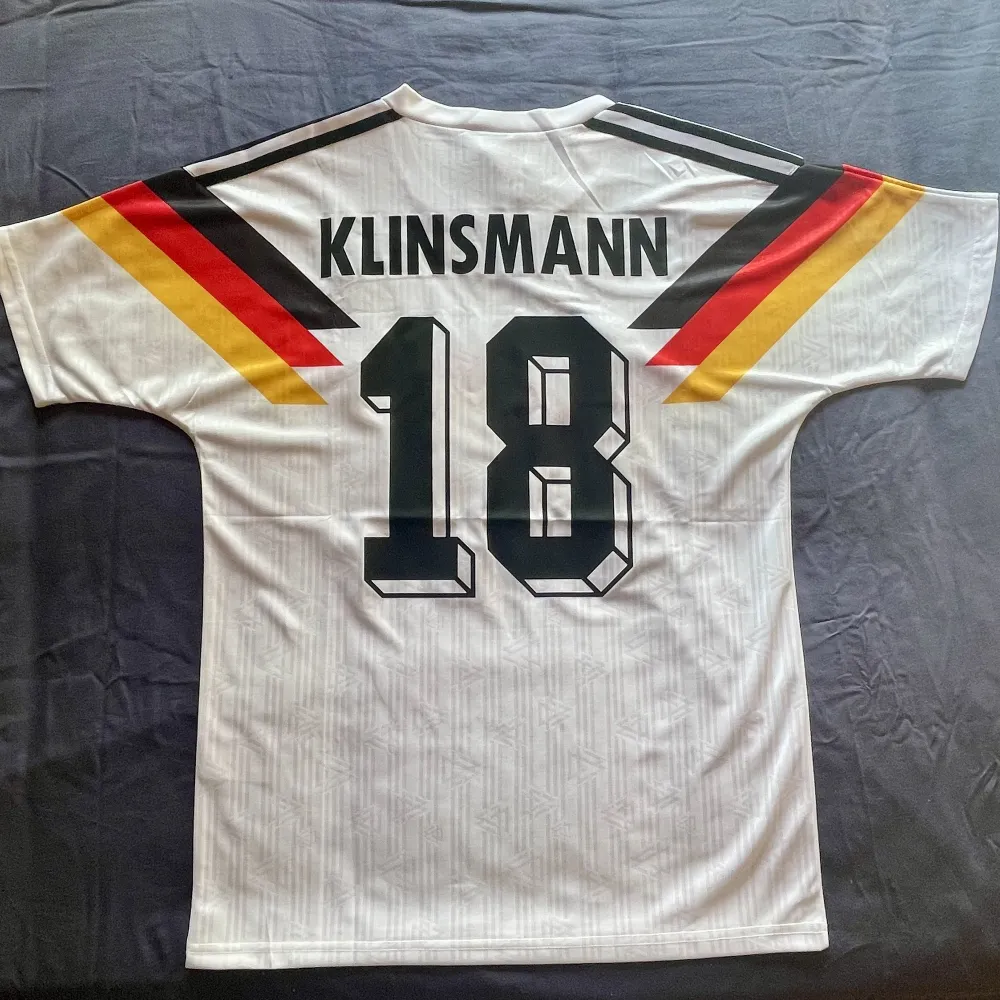 Tyskland fotboll hemmatröja 1990 med Jürgen Klinsmann ikon på rygg . Hoodies.