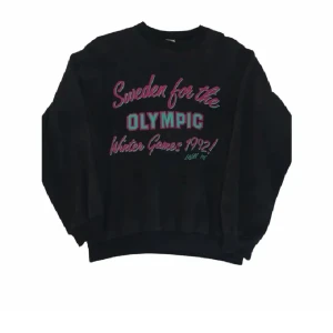 Vintage sweatshirt  - Cool vintage sweatshirt i storlek m som ej kommer till användning. Har ett litet hål i 