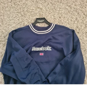 Blå vintage reebok tröja  - Blå vintage reebok tröja i storlek XL. Sitter lite oversized på m och l. Tröjan är i mycket gott skick