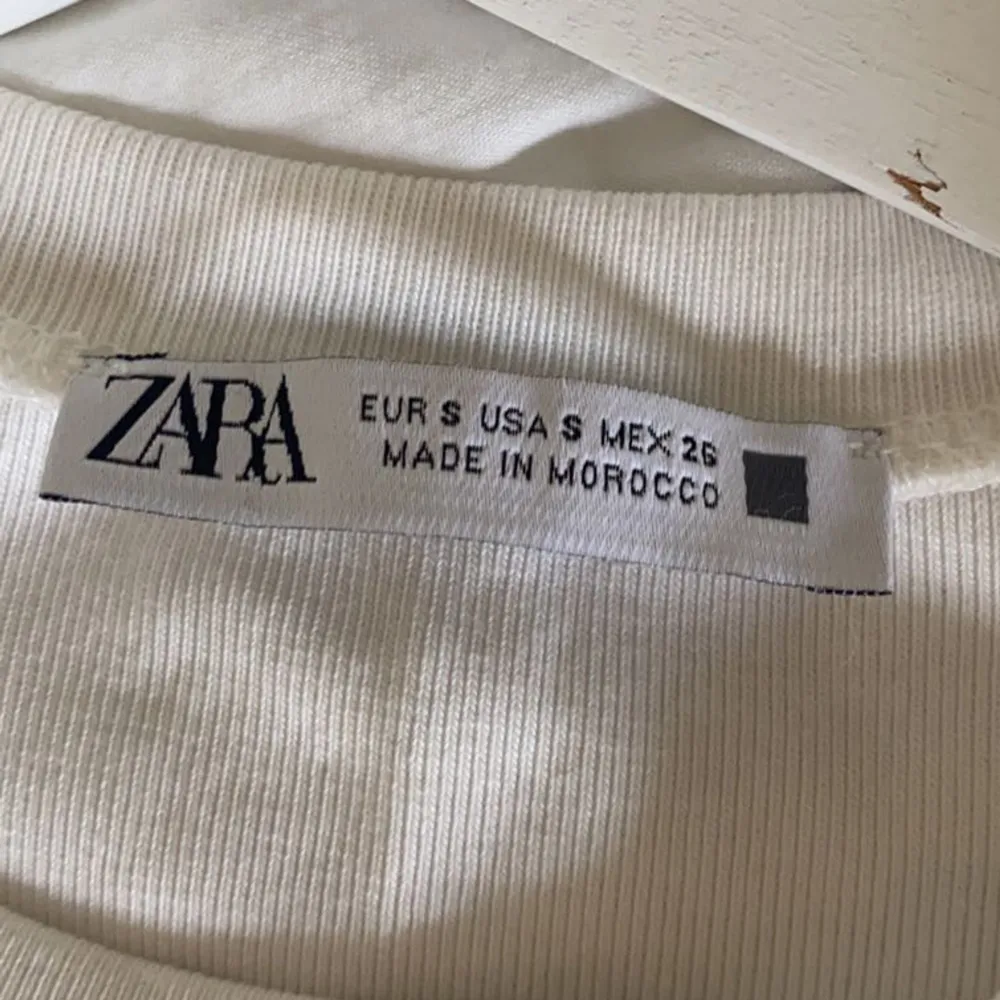 Super fin zara t-shirt i storlek s som är slutsåld på hemsidan💕använd bara ett fåtal gånger så den är som ny💕 nypris 200kr. T-shirts.