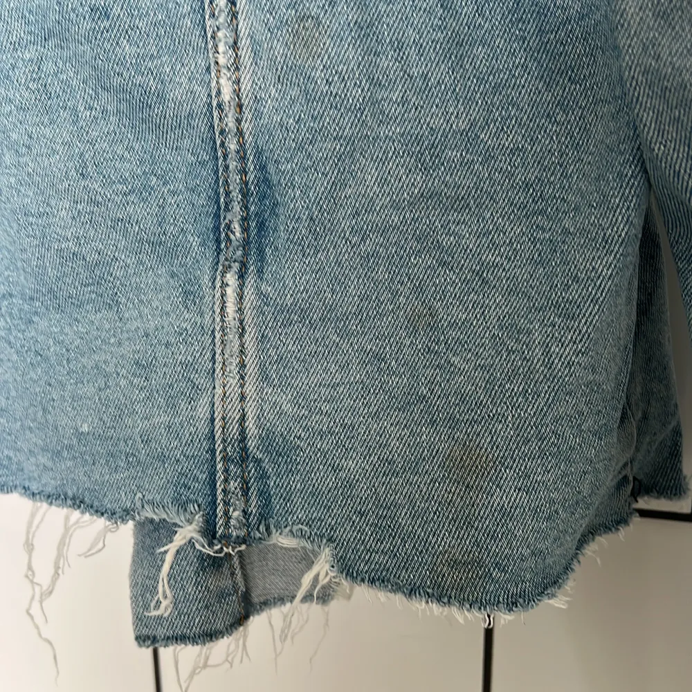Jeansjacka från Zara med slitna detaljer. Stl M, men ganska liten så passar stl S. Någon fläck på baksida som knappt syns.. Jackor.