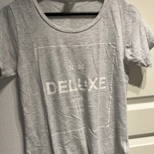 T-shirt - Grå T-shirt med tryck. 