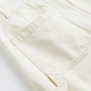 Cargo byxor från h&m - Snygga och långa cargobyxor från h&m, sparsamt använda och i fint skick. De är storlek 38 men passar mig bra som har storlek 36 vanligtvis. De blir härligt oversized. Frakt tillkommer.