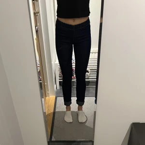 Jeggings  - Mörkblå jeggings från Gina Tricot i strl S. Använda några gånger. 