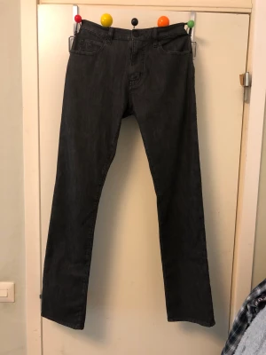 Armani jeans - Armani jeans köpta från wallebergs konkursförsäljning. Storlek w29 x l32. Ej använda då de ej passade som present till broshan.