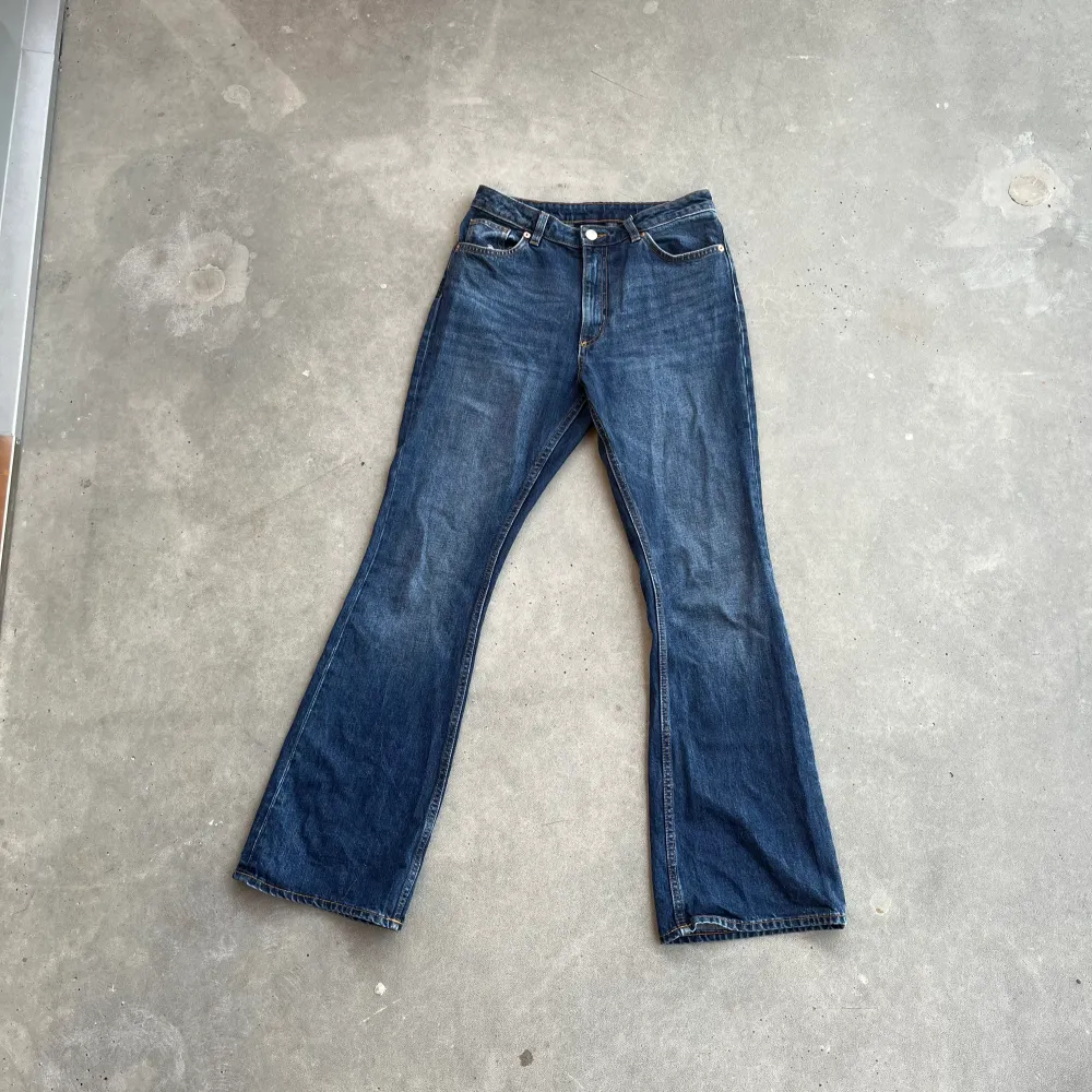 Ett par midwaist flare jeans från monki, har bara använt de 1 gång då de är för tighta i låren på mig. Super fina annars.. Jeans & Byxor.