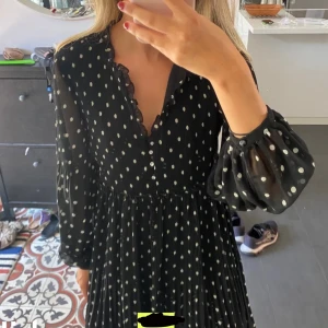 Prickig klänning  - Super fin prickig klänning, men som inte kommer till användning!💓💓