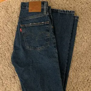 Säljer dessa nya levis jeans 501, storleken är 25,30. Jag är ca 164 och de är bra i längden! Säljer för inte kommit till användning och lite stora i midjan! Nypris/köpa för 1000kr, mitt pris är 500kr. Riktigt bra pris eftersom de är nyskick, använda 2 ggr