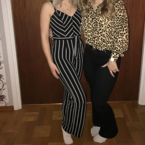 Otroligt sexig jumpsuit,  - En jättefin jumpsuit med snörning vid midjan, otroligt vacker passform som sitter perfekt vid rumpa och bröst, Skickas fler bilder vid intresse 