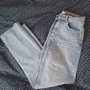 Säljer dessa raka jeans med högmidja i storlek 36. Säljs för 80kr+frakt