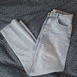 Raka jeans - Säljer dessa raka jeans med högmidja i storlek 36. Säljs för 80kr+frakt
