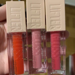 MAYBELLINE lipgloss - Här har vi 3 fina Maybelline lipgloss som jag aldrig använt då jag blivit en lipbalm brud. Jag säljer en st för 60 men alla 3 för 100kr