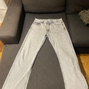 Hope Jeans - Säljer dessa as snygga jeans från hope. Storlek 30. Dom är sparsamt använda och har inga defekter. Skicket är runt 7/10. Nypris: Ca 1600kr. Mitt pris: 449kr.
