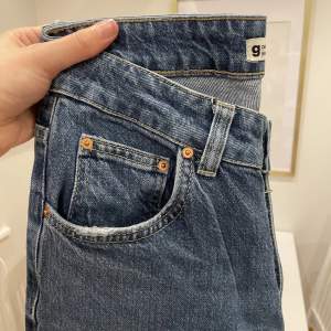 Low waist/midwaist jeans med slitna detaljer från Gina Tricot. Ser lite ut som bootcutjeans. Sparsamt använda. Jag har tyvärr ingen bild med jeansen på, då de är för små för mig.   Köparen står för frakt.